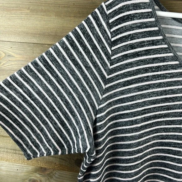 Torrid Womens Shirt Super Soft Plush Tunic Vneck Striped Knit Comfy Size 6X - Picture 4 of 6